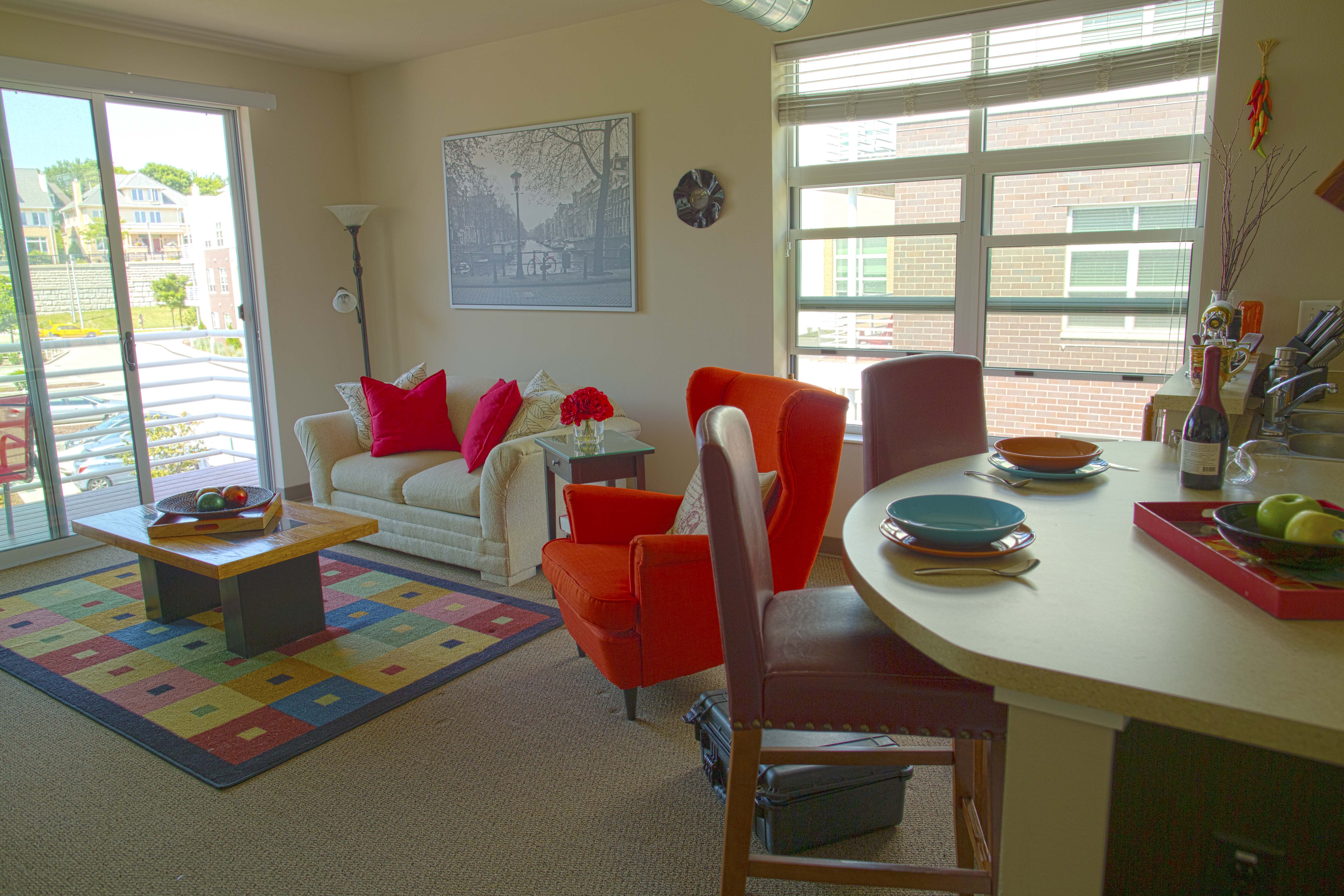 413APT Livingroom2.jpg
